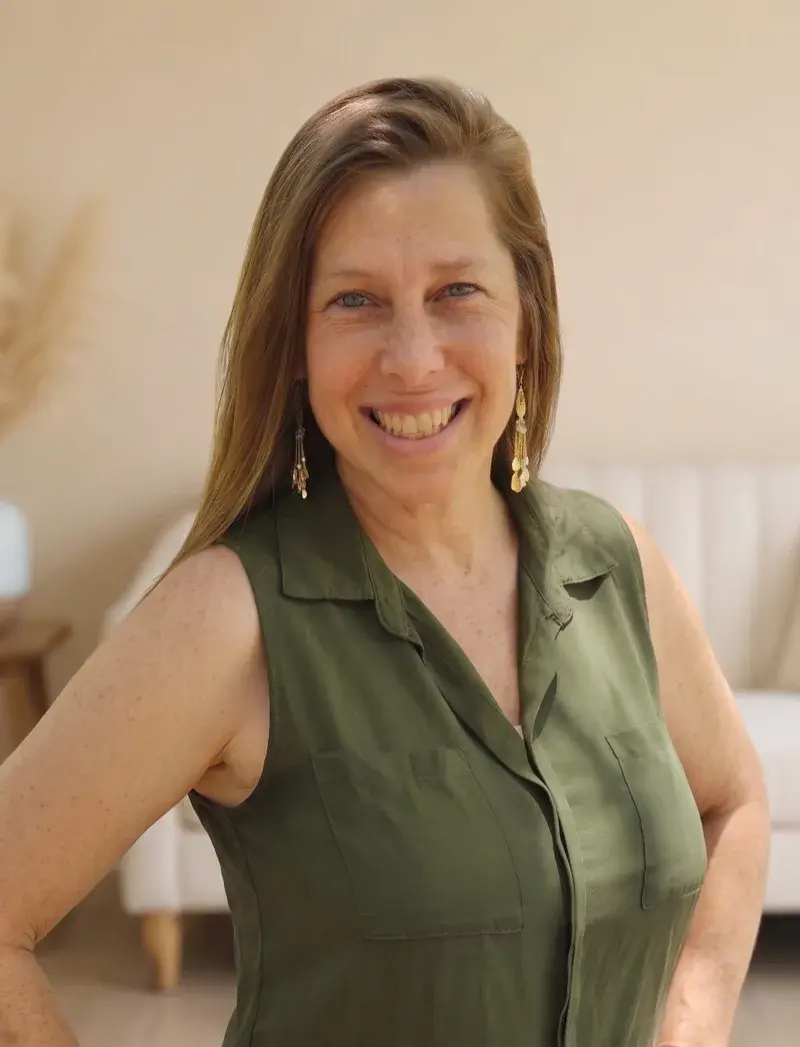 יונית ניר דוד - מטפלת מוסמכת ברפואה סינית, דיקור, טווינא וצמחי מרפא במרפאת גפן